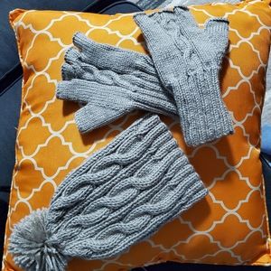 Set of fingerless gloves and hat
